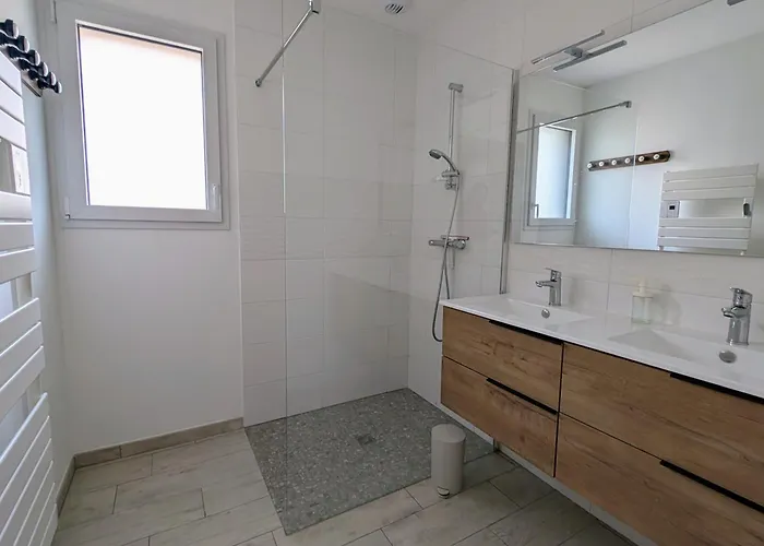 Maison Neuve De Plain-pied Avec Extérieur *